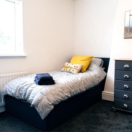 4 Bedroom - Sleep 9 Home In Cheadle Staffordshire - Alton Towers Polar Express Dimmingsdale Peak District Trentham Gardens Water World Exterior foto