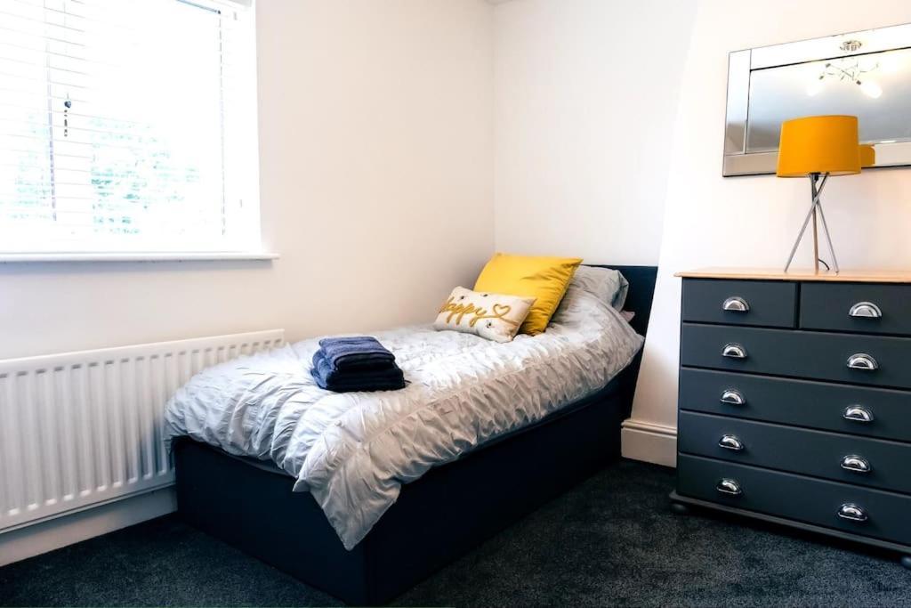 4 Bedroom - Sleep 9 Home In Cheadle Staffordshire - Alton Towers Polar Express Dimmingsdale Peak District Trentham Gardens Water World Exterior foto