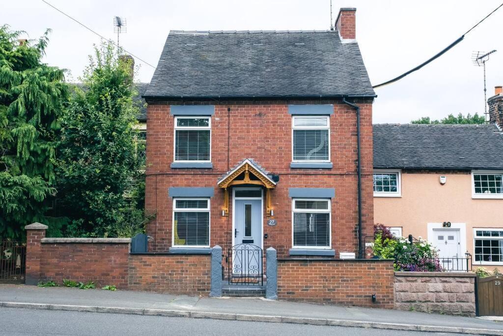 4 Bedroom - Sleep 9 Home In Cheadle Staffordshire - Alton Towers Polar Express Dimmingsdale Peak District Trentham Gardens Water World Exterior foto