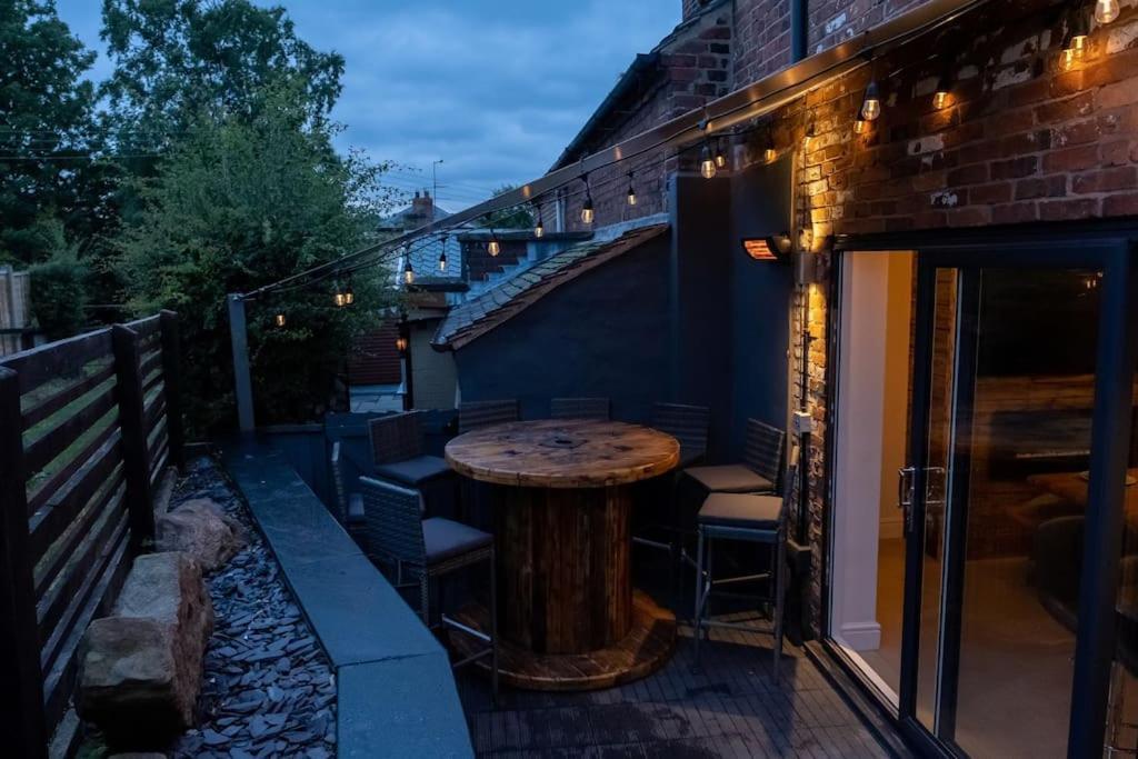 4 Bedroom - Sleep 9 Home In Cheadle Staffordshire - Alton Towers Polar Express Dimmingsdale Peak District Trentham Gardens Water World Exterior foto